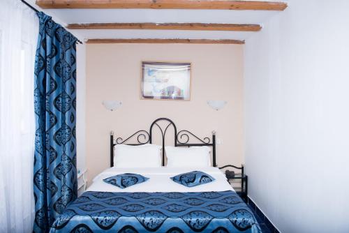 Un pat sau paturi într-o cameră la Cormoran Resort