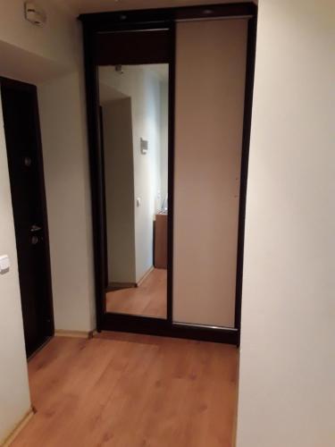 - un miroir dans une chambre dotée de parquet dans l'établissement Apartment on Danyla Galytskogo 8A, à Morshin