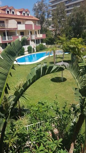 vista para uma piscina em frente a um edifício em Beach and golf apartament em Benalmádena