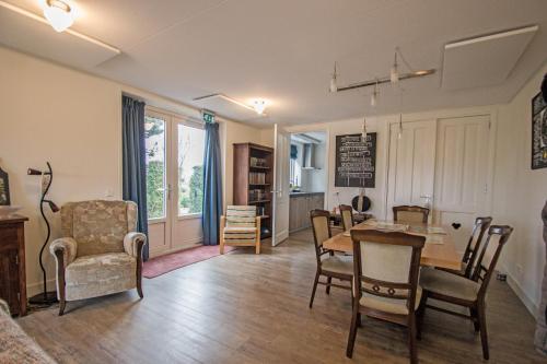 Posezení v ubytování B&B “Te Warskip bij BlokVis”