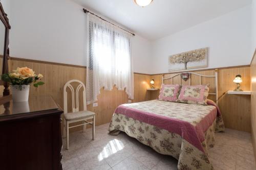 SardinaにあるOcean views "Las Garzas"のベッドルーム1室(ベッド1台、花瓶1本付)