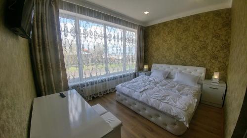 1 dormitorio con cama y ventana grande en Sonya en Ninotsminda