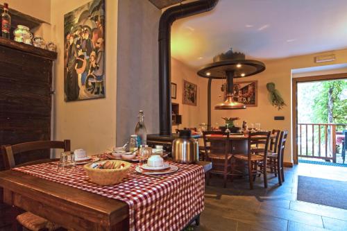 a kitchen and dining room with a table and chairs at Agriturismo L'Eco in Morbegno