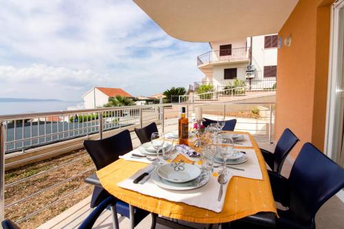 einen Esstisch mit Meerblick in der Unterkunft Apartment Jusepe in Trogir