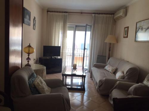 a living room with two couches and a television at Apartamento centrico castillo s. Barbara in Alicante