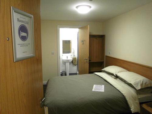 A bed or beds in a room at Road King - Hollies Truckstop Caf&eacute; 