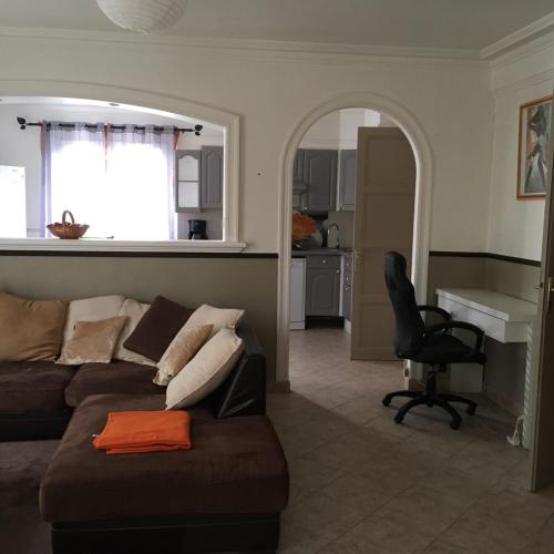 un salon avec un canapé et un bureau dans l'établissement La Inna, à Cagnes-sur-Mer