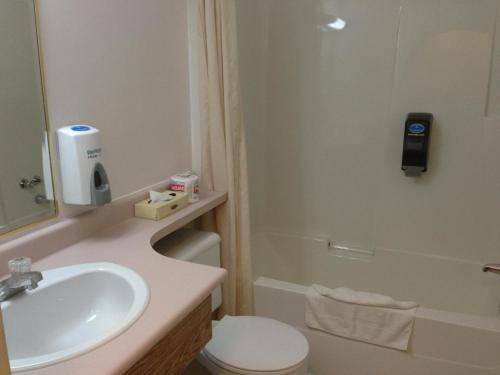 Un baño de Rainbow Motor Inn