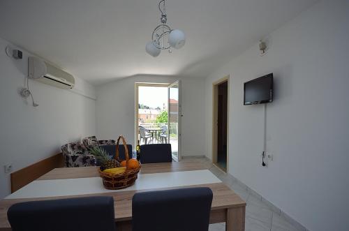 TV a/nebo společenská místnost v ubytování Apartmani Ana