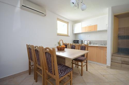 Kuchyň nebo kuchyňský kout v ubytování Apartmani Ana