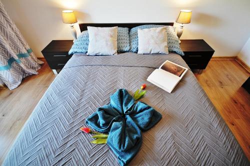 Säng eller sängar i ett rum på Polanki Kołobrzeg Apartamenty SOLA