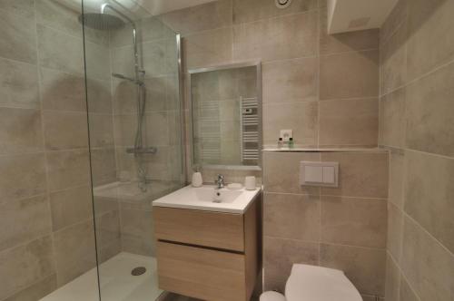ein Bad mit einer Dusche, einem Waschbecken und einem WC in der Unterkunft Superb one-bedroom apartment - StayInAntibes- Picasso 1 in Antibes