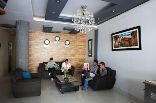 Un grupo de personas sentadas en una sala de estar en Hotel Vicente de la Vega, en Chiclayo