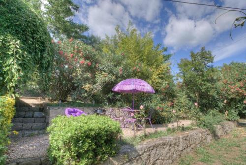 Grosseto-PrugnaにあるA Pivarellaの木の茂る庭園の紫傘