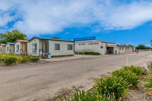an empty road in front of a row of houses at Benalla Tourist Park in Benalla
