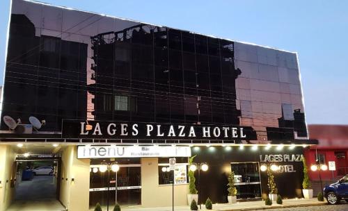 un edificio con un cartel que lee tacos plaza hotel en Lages Plaza Hotel, en Lages