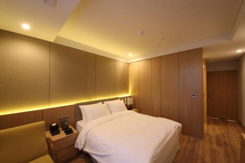 Postel nebo postele na pokoji v ubytování Benikea The H Hotel