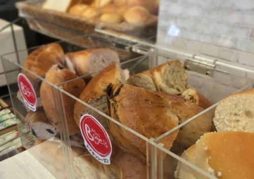 ein paar verschiedene Brotsorten in einer Bäckerei in der Unterkunft Higashiyama Park Hotel Shinfugetsu in Aizu-Wakamatsu