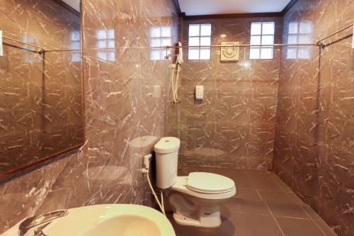 łazienka z toaletą i umywalką w obiekcie Sinsamut Koh Samed w mieście Ko Samet