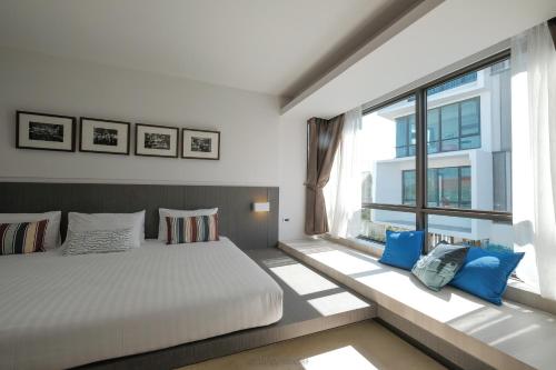 Кровать или кровати в номере NornDee Hotel