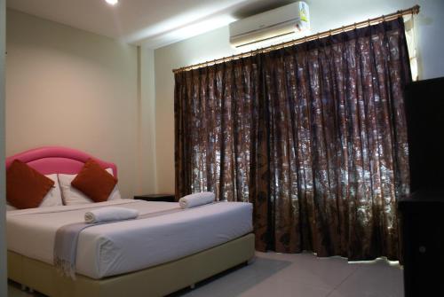 1 dormitorio con 2 camas y ventana en Poi De Ping, en Chiang Mai