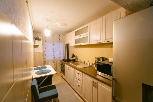 a small kitchen with a sink and a refrigerator at Apartament Maria in Alba Iulia