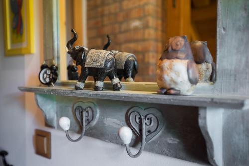 a shelf with two figurines on top of it at Villa Botanica in Mirkovec