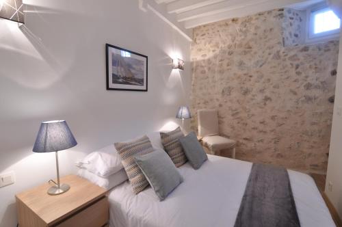 アンティーブにあるBeautiful one-bedroom apartment -StayInAntibes - Picasso 2のベッドルーム(白いベッド1台、ランプ付きテーブル付)