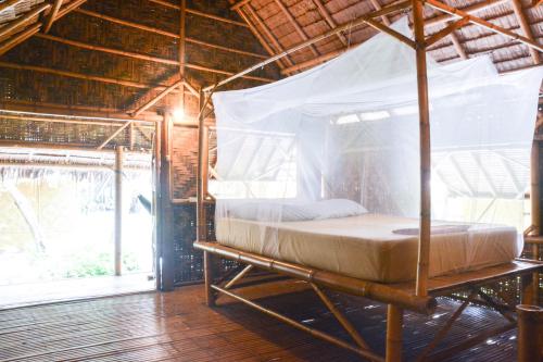 Postel nebo postele na pokoji v ubytování Forra Dive Resort Pattaya Beach