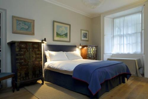 2 Bedroom Basement Flat In Edinburghにあるベッド