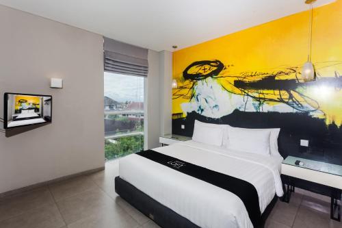 فندق لوفت ليجيان بالي في ليغِيان: غرفة نوم بسرير ودهان على الحائط