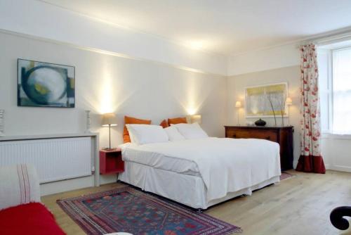 En eller flere senge i et værelse på 2 Bedroom Basement Flat In Edinburgh