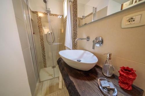 Koupelna v ubytování "Il principio di Archimede"guest & art house