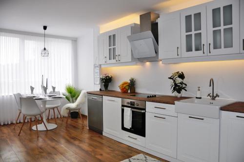 O bucătărie sau chicinetă la Lux Apartment