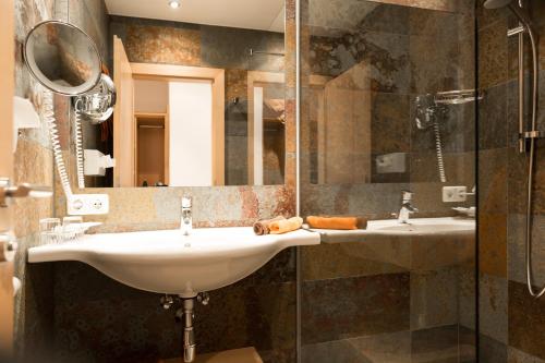 ein Badezimmer mit 2 Waschbecken und einem Spiegel in der Unterkunft Elisabeth Serfaus inkl der SUPER SOMMER CARD im SOMMER 2024 in Serfaus
