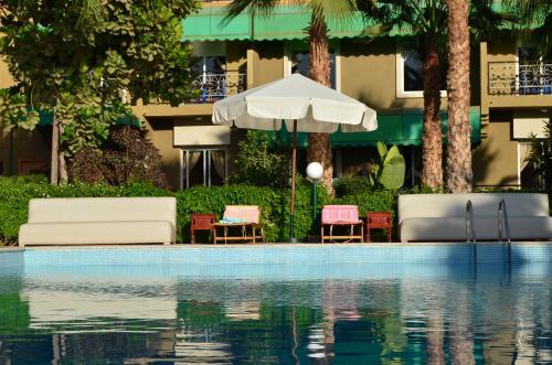 בריכת השחייה שנמצאת ב-Almounia Hotel & Spa או באזור