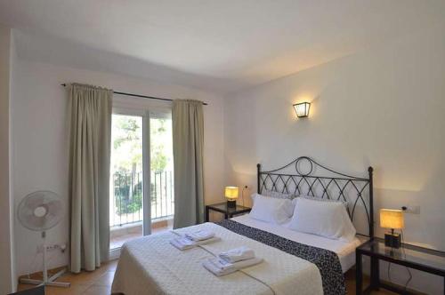 Säng eller sängar i ett rum på VILLA ALBENIZ- Zona muy tranquila en Cala Pi- Llucmajor- Mallorca