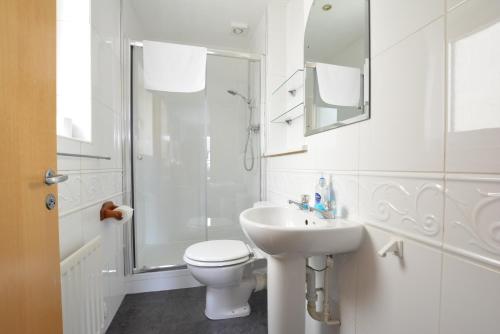 ein weißes Bad mit einem WC und einem Waschbecken in der Unterkunft Holyrood Park - Carparking included! in Edinburgh