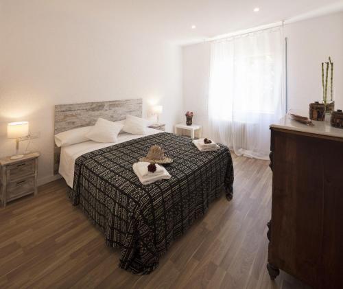 - une chambre avec un lit et 2 serviettes dans l'établissement La casa del Piano, à Figueres