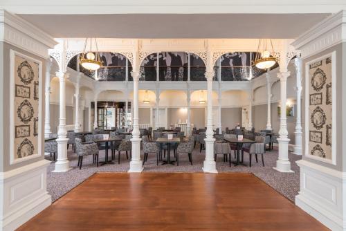 The Valley of Rocks Hotel في لينتون: غرفة طعام مع طاولات وكراسي في مبنى