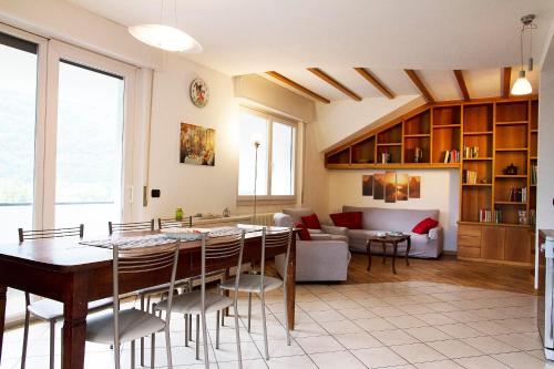 Il comprend une cuisine et un salon avec une table et des chaises. dans l'établissement Casa Moiser, à Tresenda