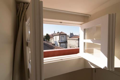 an open window with a view of the city at Casas do Loureiro in Porto