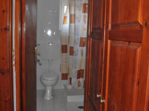 W pokoju znajduje się łazienka z białą toaletą. w obiekcie Koula Apartments w mieście Stalida