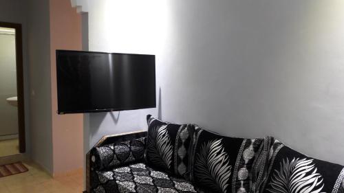 Dar Diafa في أغادير: غرفة معيشة مع أريكة وتلفزيون بشاشة مسطحة