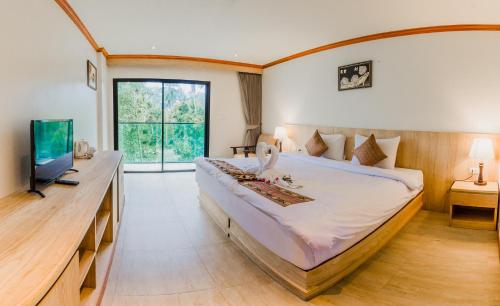 Afbeelding uit fotogalerij van Airport Beach Hotel Phuket - SHA Extra Plus in Nai Yang Beach