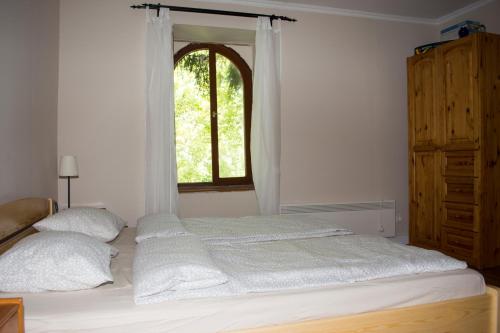 バラトンセメッシュにあるMorvay Villaのベッドルーム1室(大型ベッド1台、窓付)