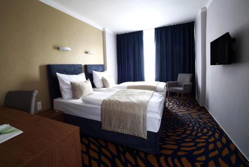 Hotel Central في بلزن: غرفة فندقية بسرير كبير ونافذة