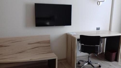 TV a/nebo společenská místnost v ubytování Hotel Diego de Almagro Talca Express