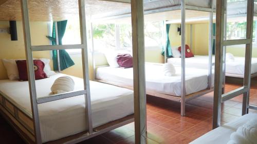 Кровать или кровати в номере Chaokoh Phi Phi Hostel