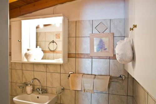 La salle de bains est pourvue d'un lavabo et d'un miroir. dans l'établissement Maria's country house, à Leonidio
